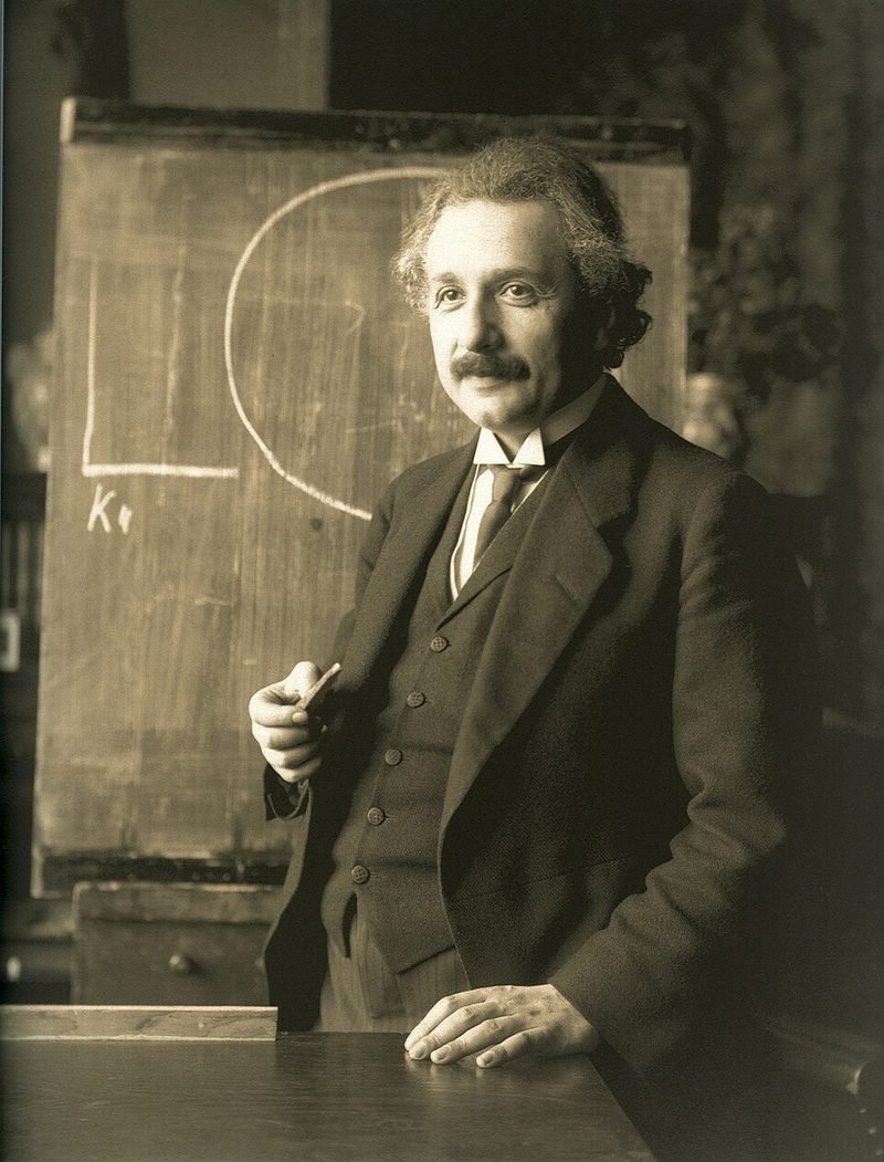Chân dung Albert Einstein năm 1921 tại Vienna bởi Ferdinand Schmutzer, phạm vi công cộng toàn cầu (Public Domain)