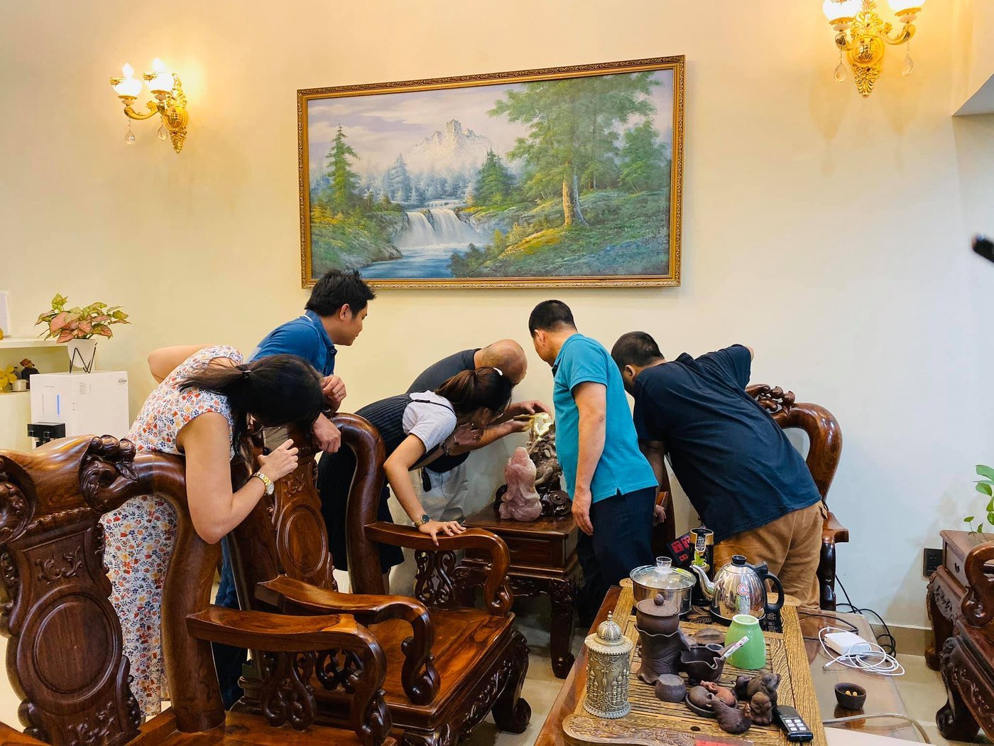 Thầy Ưng Khiêm Cùng Đại Sư Thuận Thiên Hiệu Chỉnh Đá Tụ Khí Tại Phòng Khách