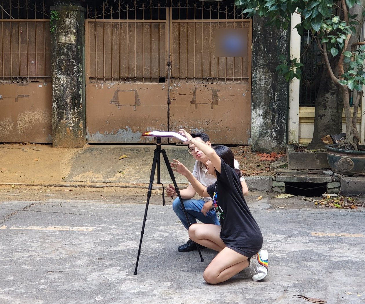 Thầy Ưng Khiêm Trực Tiếp Lập Cực La Kinh Trên Chân Máy Trước Cổng Nhà