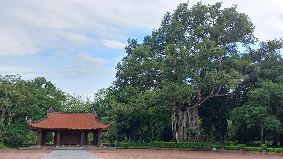 Lam Kinh Royal Citadel and Tombs