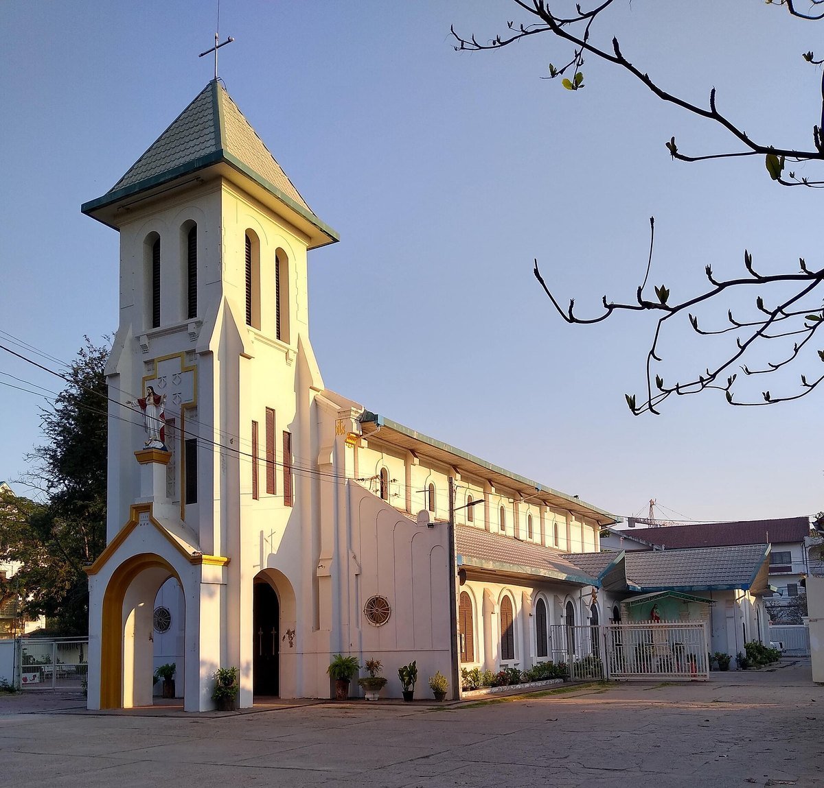 Nhà thờ chính tòa Thánh Tâm, Viêng Chăn