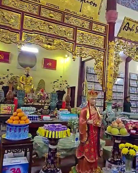 Tượng Bồ Tát Địa Tạng trước bàn thờ chính