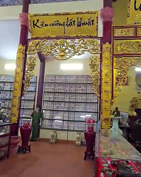 Hoành phi Kiên cường bất khuất và bức tường di ảnh