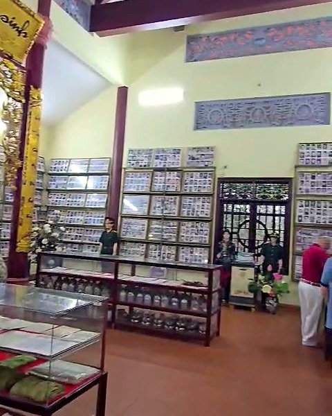 Tủ kính kỷ vật Má mang về từ rừng