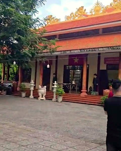 Tiền đường mái ngói đỏ, lư hương và đèn đá