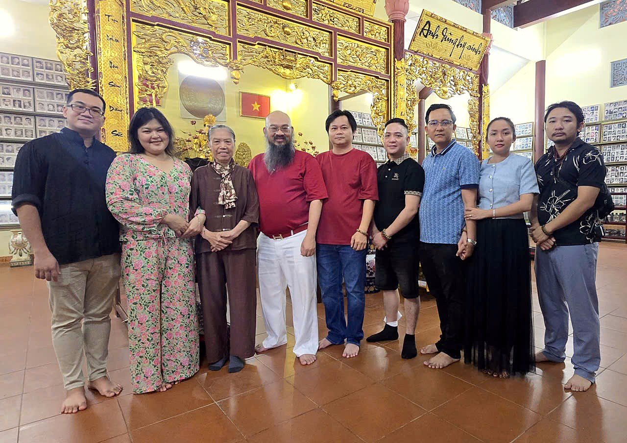 Đoàn chụp cùng Má Năm Nghĩa trong chánh điện. Từ trái sang, thứ ba Má Năm Nghĩa, thứ tư Đại Sư Phong Thủy Thầy Thuận Thiên, thứ năm Thầy Ưng Khiêm, ngoài cùng bên phải Đại Sư Phong Thủy Thầy Vũ Phong