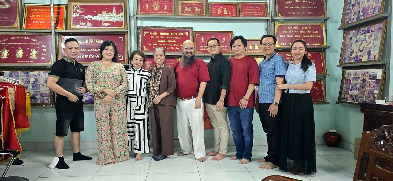 Trong phòng treo trướng cảm ơn của gia đình liệt sĩ. Từ trái sang, thứ ba Nghệ Sĩ Đức Xuân, thứ tư Má Năm Nghĩa, thứ năm Thầy Thuận Thiên, thứ bảy Thầy Ưng Khiêm
