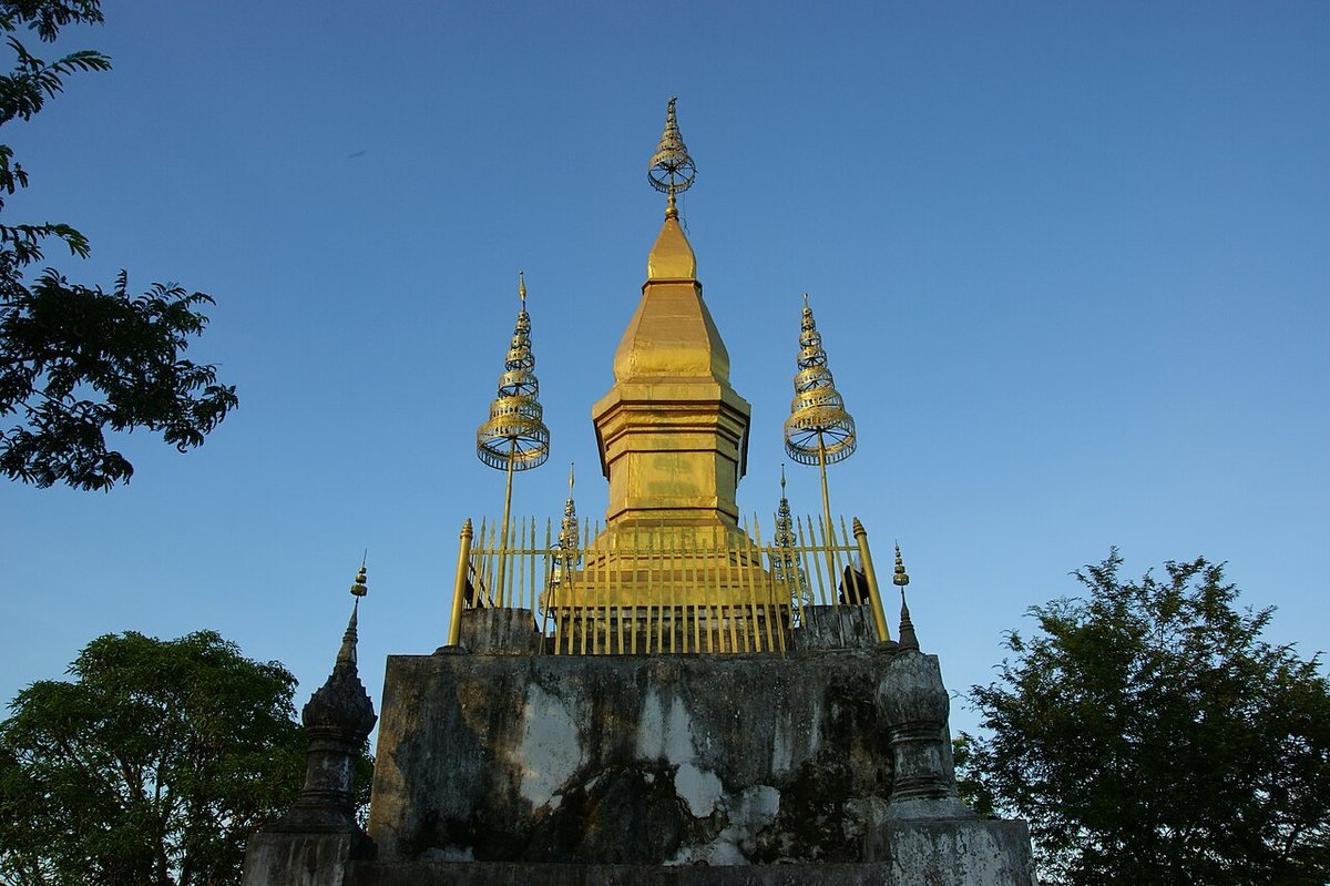 Tháp Phousi trên đồi trung tâm Luang Prabang