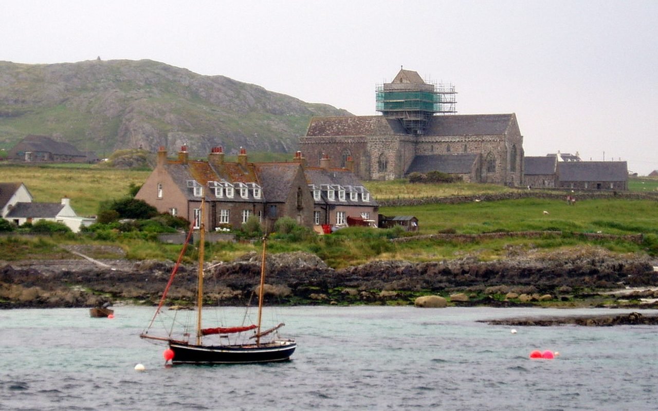 Tu viện Đảo Thánh Iona tại Scotland (Iona Abbey)