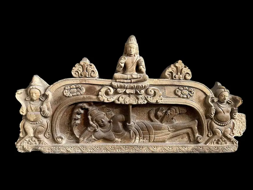 Phù điêu Chăm ở Bảo tàng Điêu khắc Chăm Đà Nẵng: thần Vishnu nằm trên rắn thần, từ rốn mọc lên đóa sen có thần Brahma ngồi. Thư viện nhận đây là phù điêu Đản sinh Brahma, trang ảnh gốc chỉ ghi là Vishnu nằm.