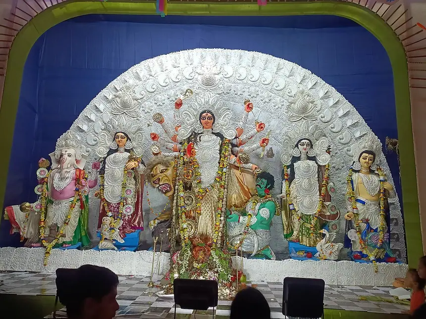 Bộ tượng đất của lễ Durga Puja ở Bagbazar, Kolkata, năm 2025: nữ thần Durga ở giữa, các vị thần khác đứng hai bên. Tượng mới, làm cho một mùa lễ.
