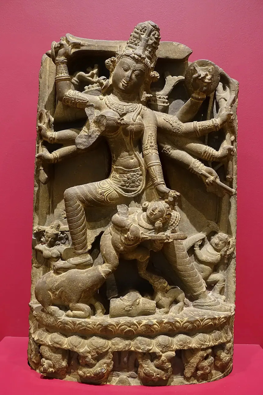 Nữ thần Durga nhiều tay diệt quỷ trâu Mahishasura. Đá, vùng Bengal, thời Pala, thế kỷ 12. Bảo tàng Mỹ thuật Dallas.