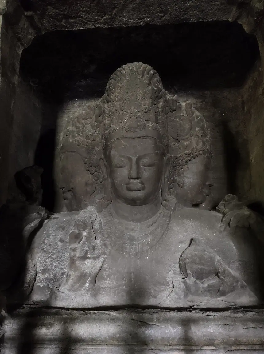 Tượng Sadashiva ba mặt, tạc vào vách đá hang 1, đảo Elephanta gần Mumbai, Ấn Độ, khoảng giữa thế kỷ 5 tới thế kỷ 6.