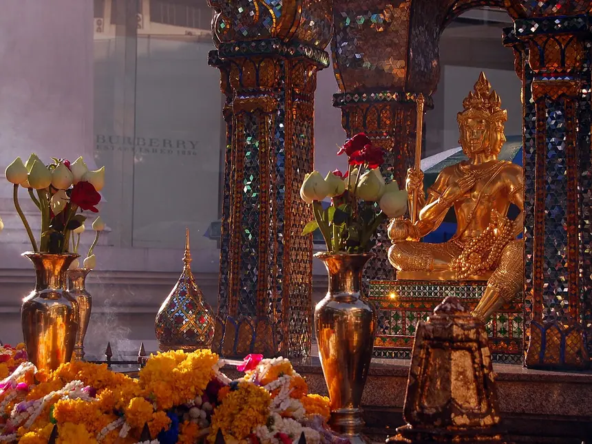 Tượng Phra Phrom (thần Brahma bốn mặt theo cách gọi của người Thái) ở miếu Erawan, Bangkok. Ảnh chụp năm 2008, tượng hiện nay được làm lại năm 2006.