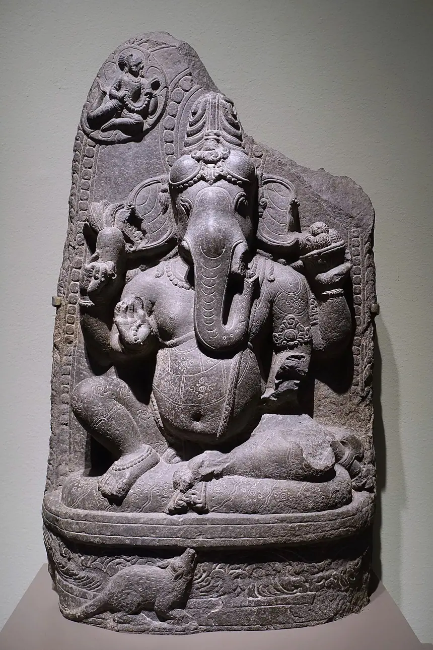 Thần Ganesha đầu voi, bụng lớn, dưới bệ có con chuột. Đá phiến xám, đông bắc Ấn Độ hoặc Bangladesh, thời Pala, thế kỷ 11. Bảo tàng Mỹ thuật Portland.