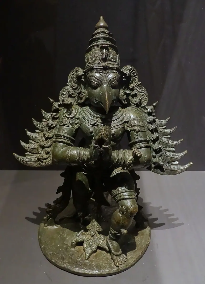 Garuda, chim thần mình người, vật cưỡi của thần Vishnu, quỳ một gối và chắp tay. Đồng, Tamil Nadu, khoảng thế kỷ 15 tới 16. Bảo tàng Linden, Stuttgart.