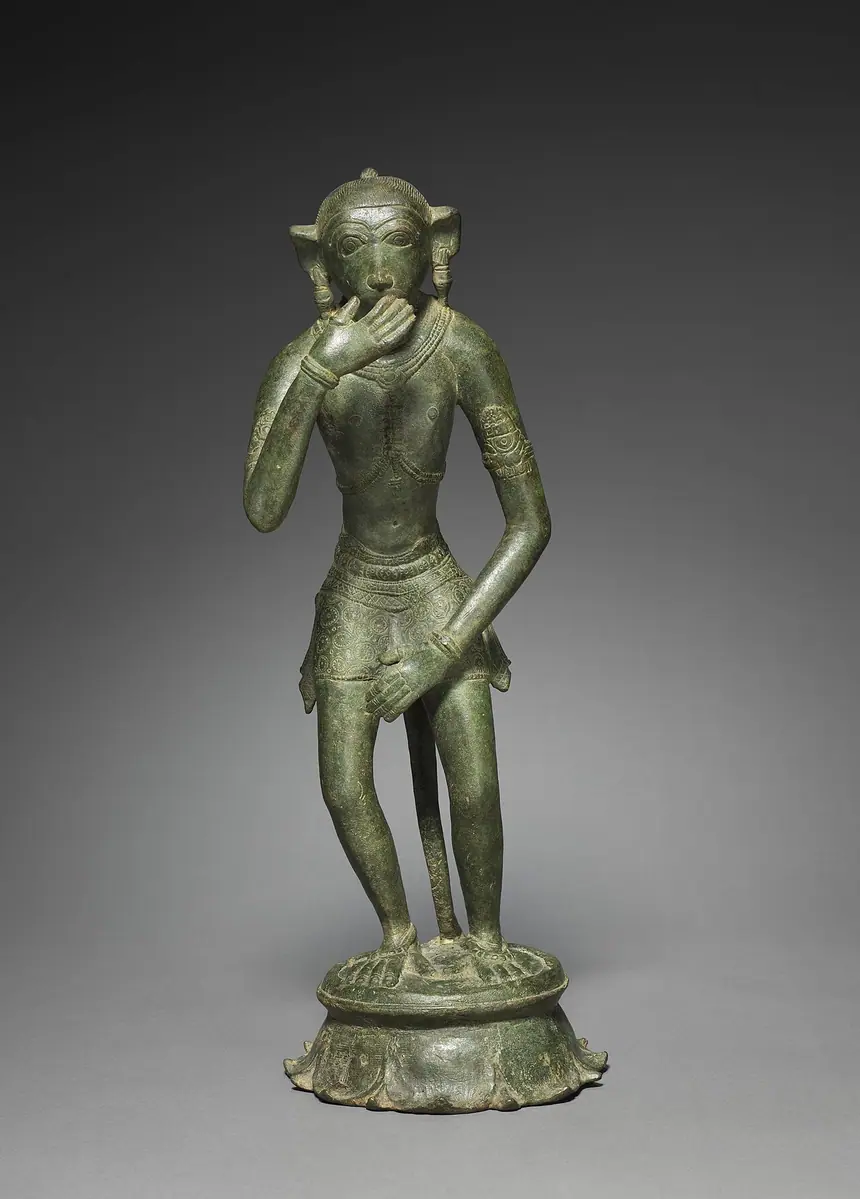 Hanuman, vị tướng khỉ trong sử thi Ramayana, đứng khiêm cung, tay che miệng. Đồng, Nam Ấn Độ, thời Chola, khoảng năm 1000. Bảo tàng Mỹ thuật Cleveland.