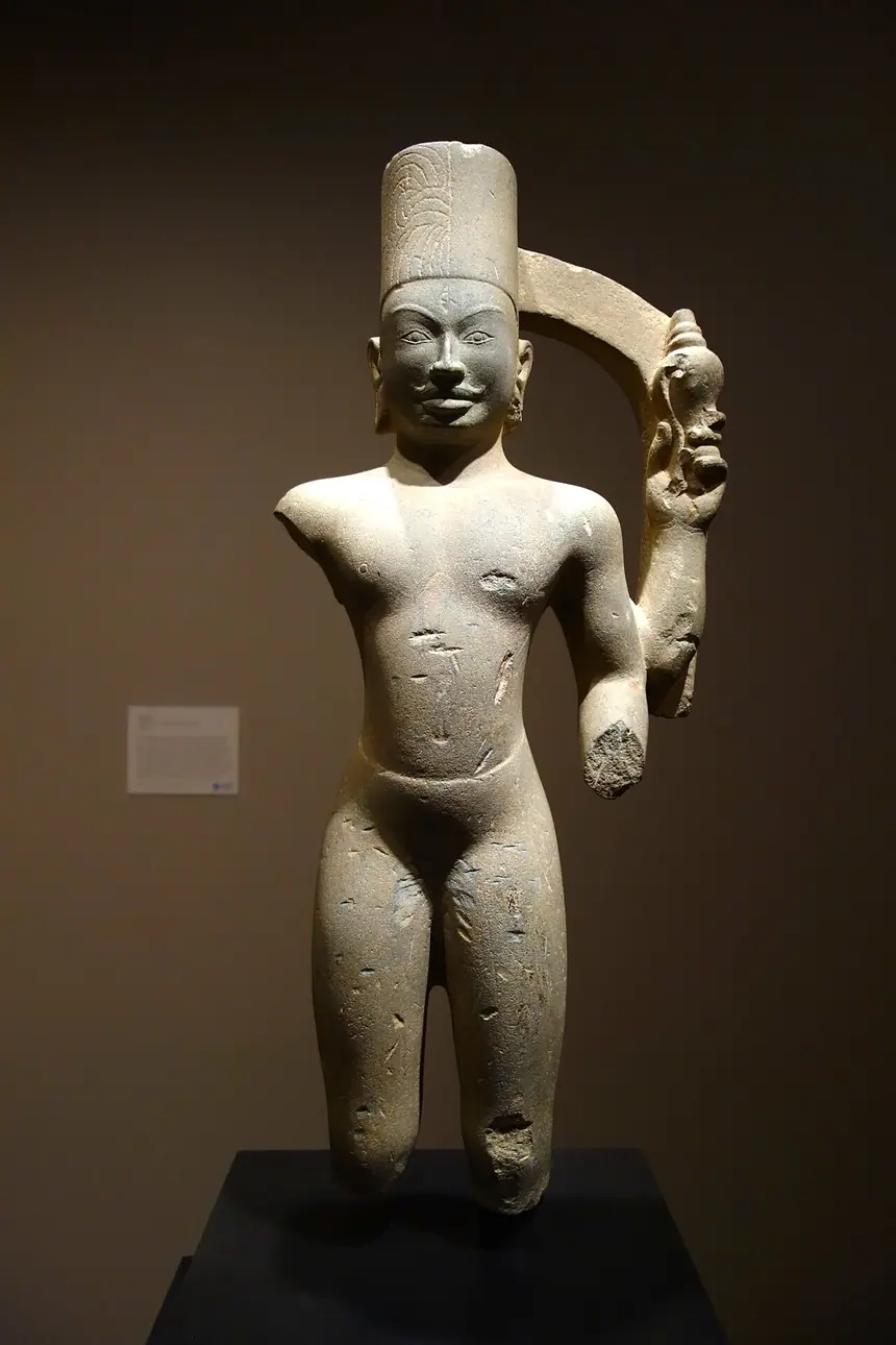 Harihara, nửa Vishnu nửa Shiva trong một thân. Sa thạch, Campuchia, thời tiền Angkor, thế kỷ 8. Bảo tàng Norton Simon, Pasadena.