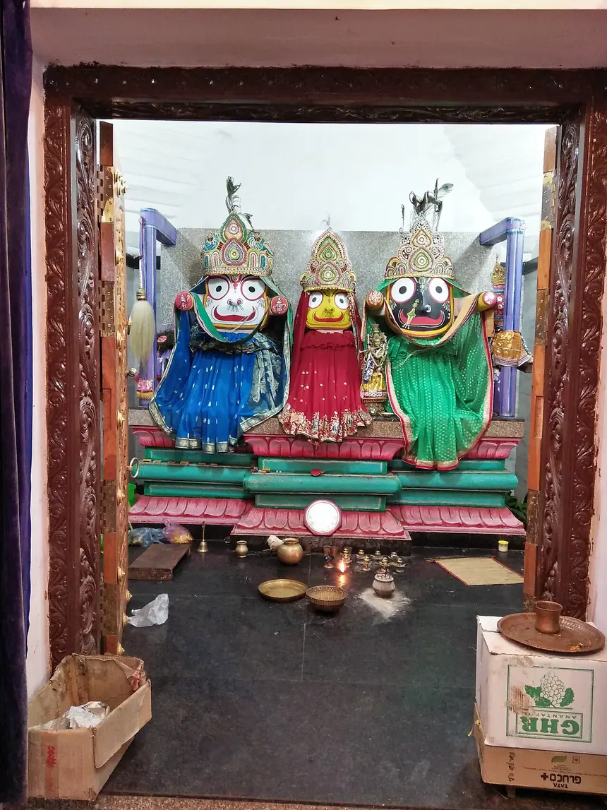 Bộ ba Balabhadra (trắng), Subhadra (vàng) và Jagannath (đen) với đôi mắt tròn lớn. Ảnh chụp ở một đền Jagannath tại Kamakhyanagar, Odisha, không phải đền Puri.
