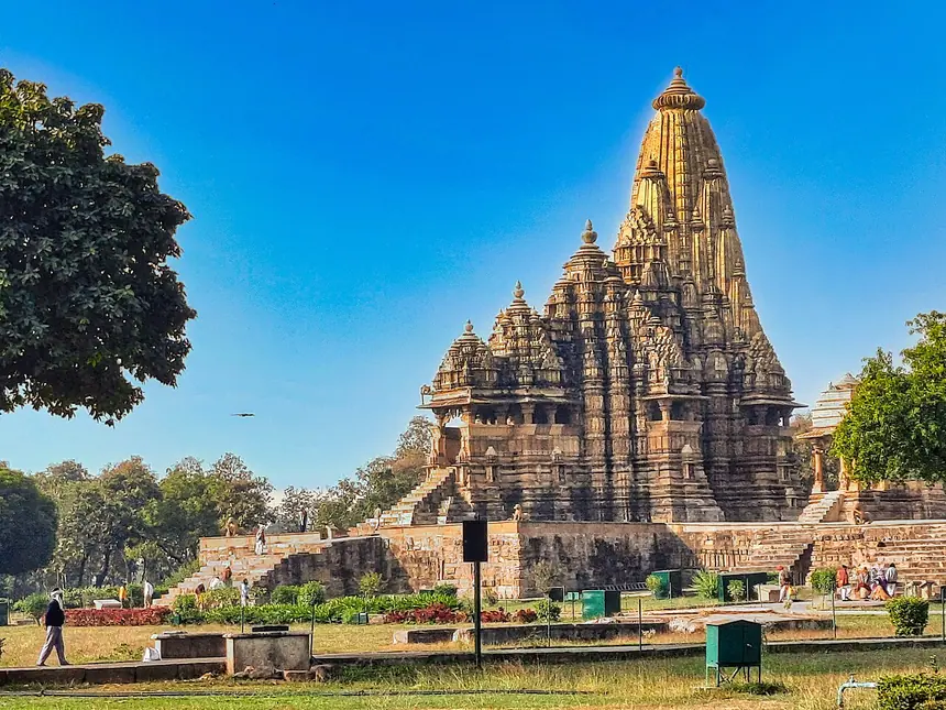 Đền Kandariya Mahadeva, Khajuraho, Madhya Pradesh: kiểu đền Nagara của Bắc Ấn Độ, tháp shikhara cao dần về phía điện thờ.