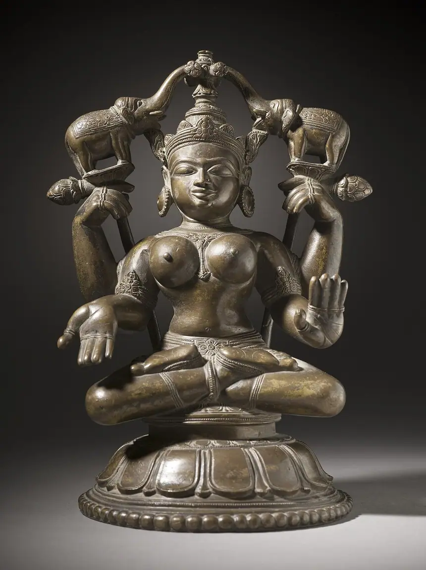 Gaja Lakshmi: nữ thần Lakshmi ngồi trên tòa sen, hai voi dâng nước tắm cho nữ thần. Đồng thau, Odisha, Ấn Độ, thế kỷ 18. Bảo tàng Mỹ thuật Quận Los Angeles (LACMA).