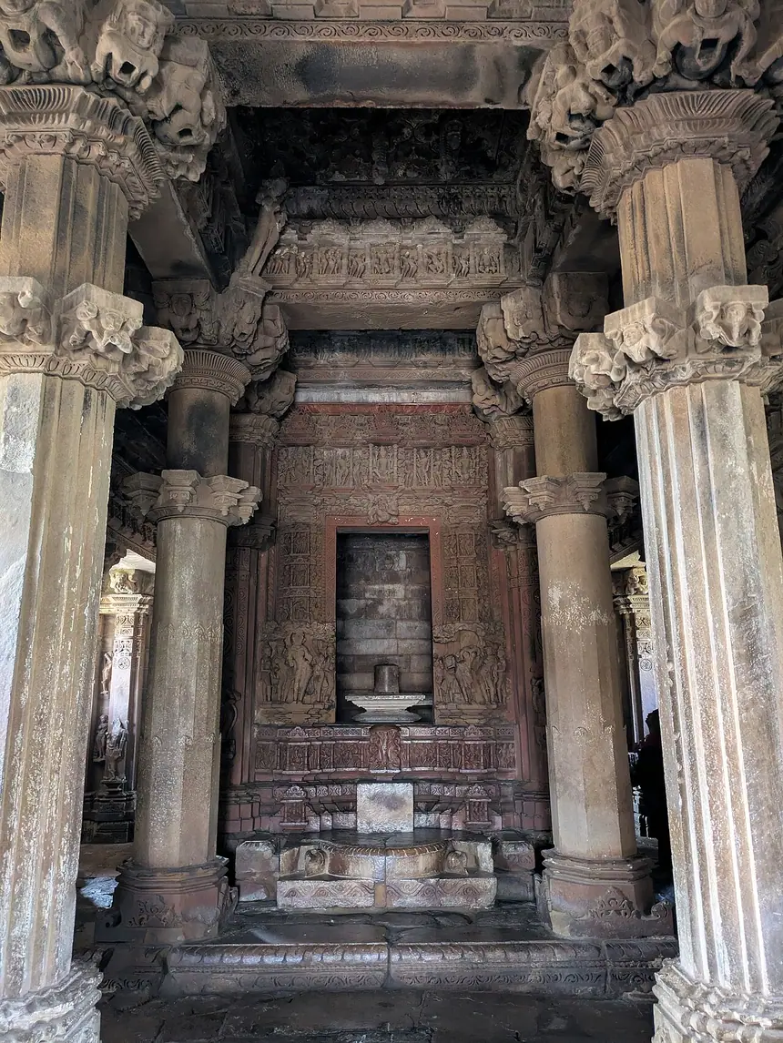 Linga bằng đá trong điện thờ (garbhagriha) đền Vishvanatha, Khajuraho, Ấn Độ, nhìn từ cửa điện vào.