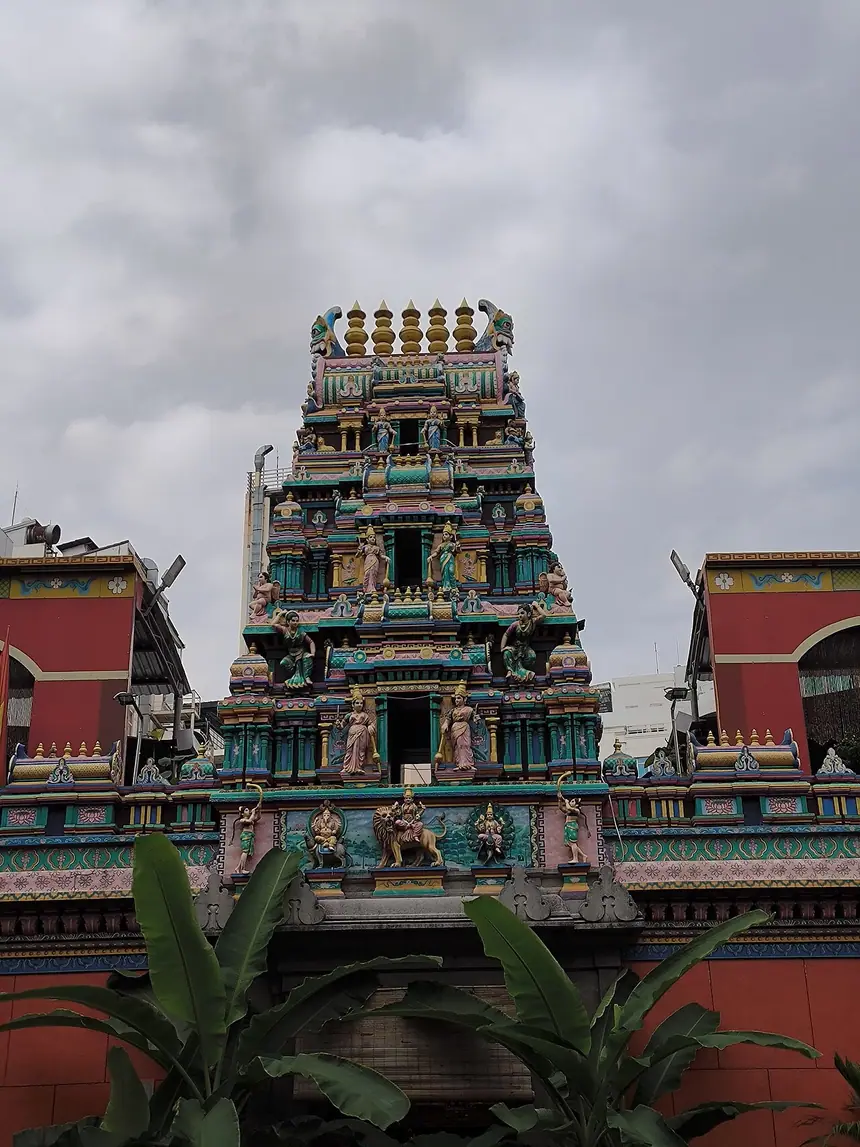 Tháp cổng (gopuram) đền Mariamman, Thành phố Hồ Chí Minh, đắp tượng các vị thần tô màu. Ảnh chụp năm 2023.