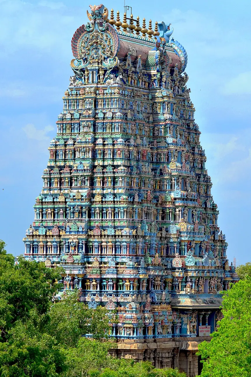 Một tháp cổng (gopuram) của đền Meenakshi, Madurai, Tamil Nadu, phủ kín tượng thần tô màu. Tên tệp ghi tháp tây, phần mô tả lại ghi tháp bắc.