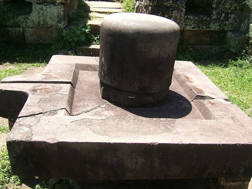 Linga đặt trên bệ yoni tại thánh địa Mỹ Sơn, Việt Nam. Ảnh chụp năm 2007.