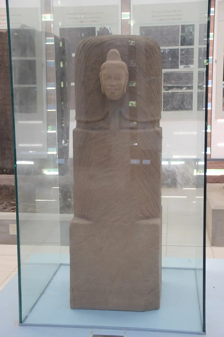 Linga có một mặt thần Shiva (ekamukhalinga), trưng bày tại khu di tích Mỹ Sơn. Ảnh chụp năm 2014.