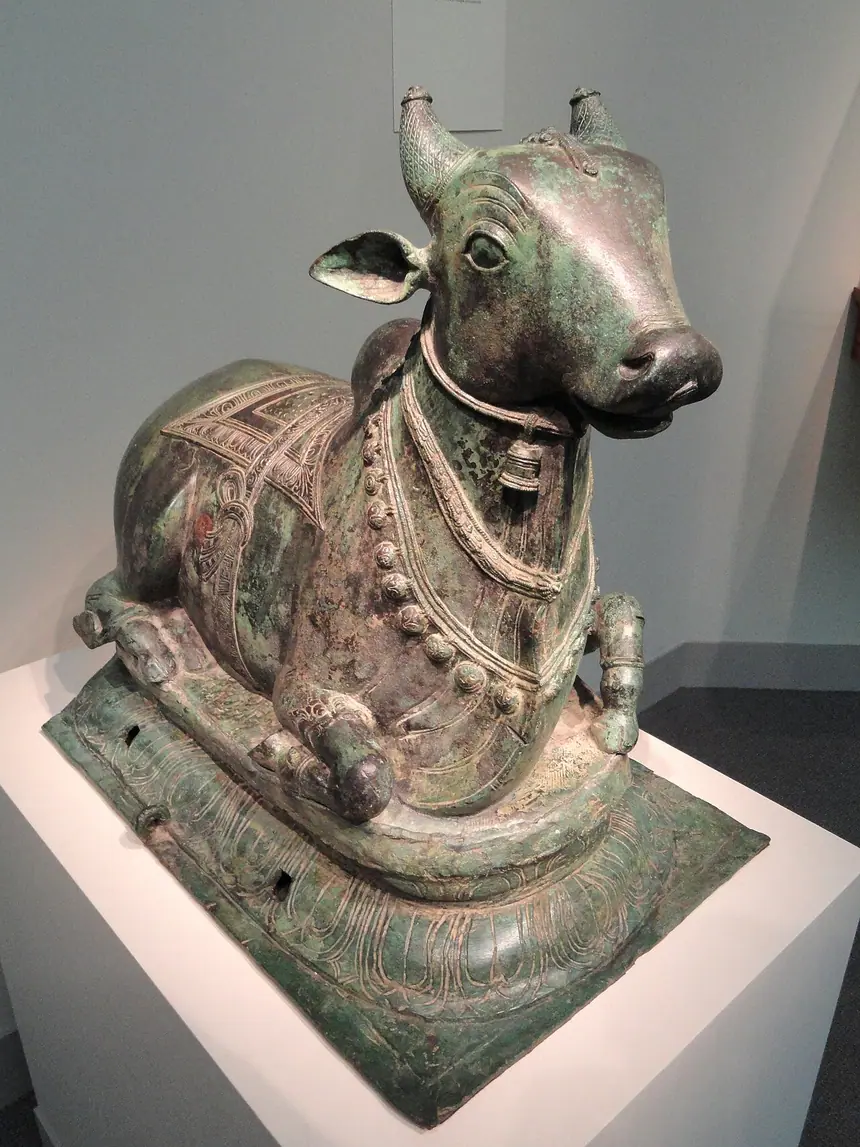 Bò thần Nandi, vật cưỡi của thần Shiva, ở thế nằm. Đồng, Tamil Nadu, thời Chola, thế kỷ 12. Phòng trưng bày Freer, Washington.