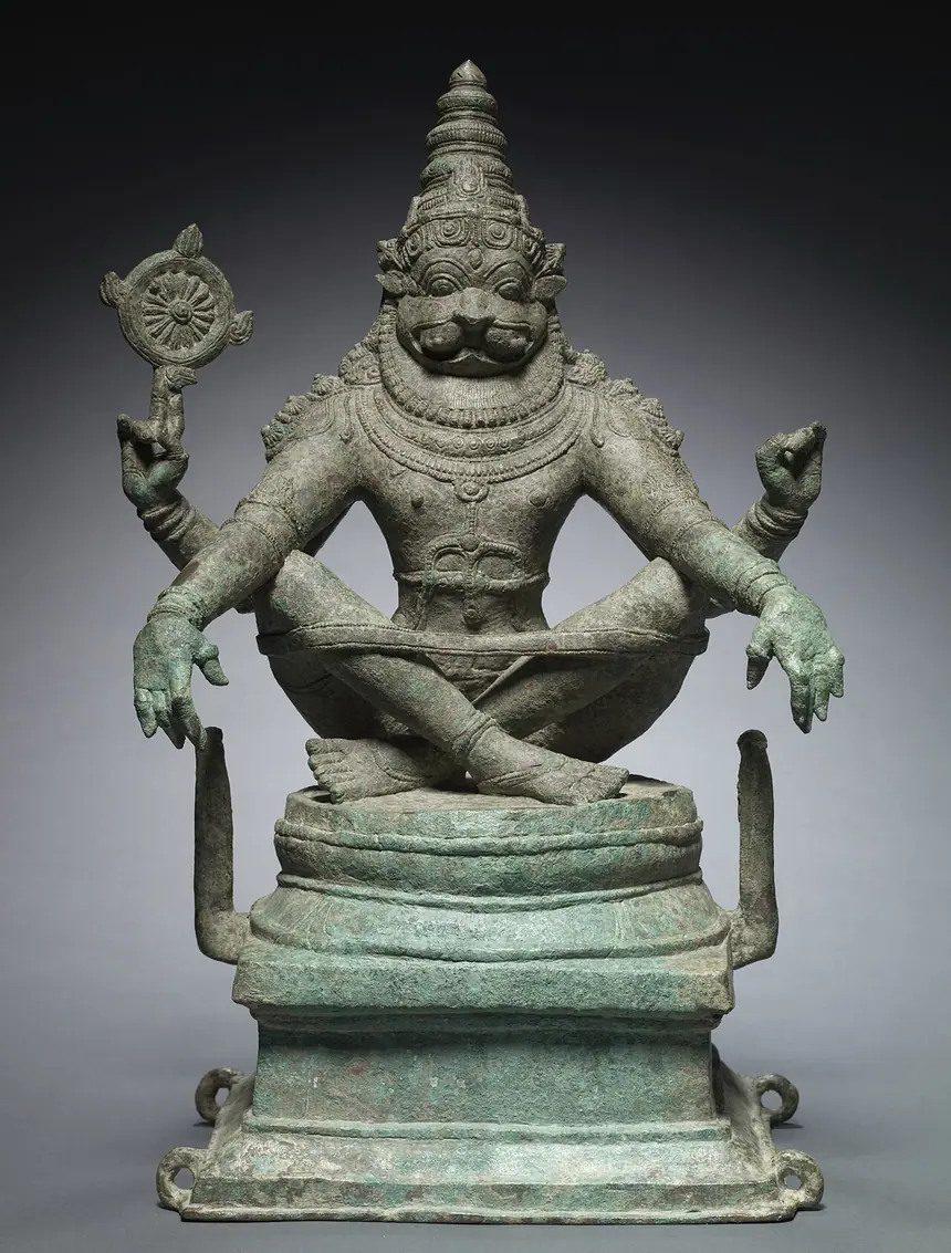 Narasimha, hóa thân người sư tử của thần Vishnu, ngồi thế yoga, tay cầm đĩa lửa. Đồng, Nam Ấn Độ, cuối thời Chola, khoảng năm 1250. Bảo tàng Mỹ thuật Cleveland.