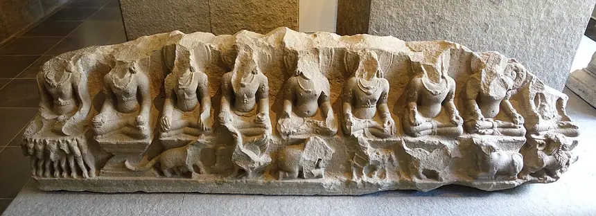 Bệ thờ tạc chín vị thần (navagraha), sa thạch, Trà Kiệu, Quảng Nam, thế kỷ 10. Bảo tàng Lịch sử Thành phố Hồ Chí Minh.