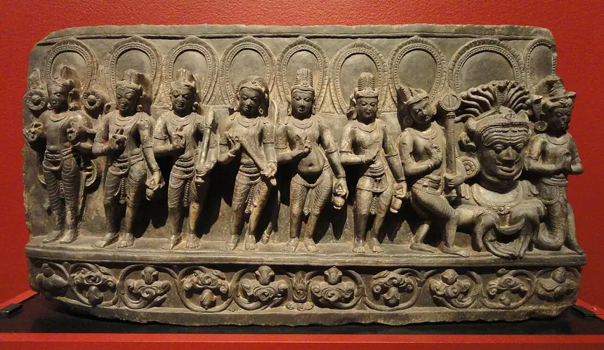 Navagraha, chín vị thần của chín thiên thể, đứng thành một hàng. Đá phiến, Bihar, Ấn Độ, thế kỷ 10. Bảo tàng Mỹ thuật San Diego.