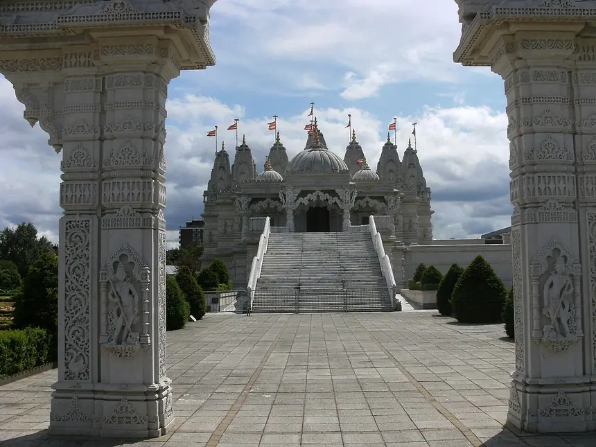 Đền BAPS Shri Swaminarayan Mandir ở Neasden, London. Ảnh chụp năm 2011.