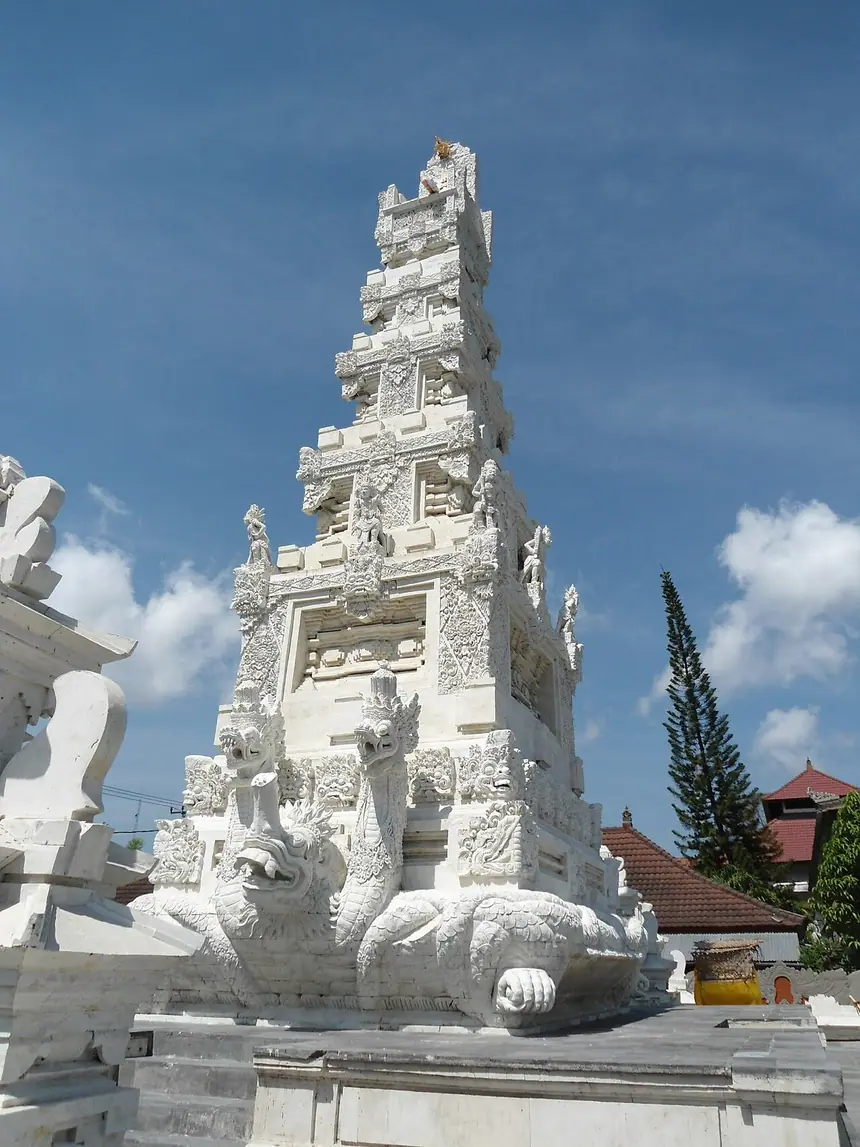 Tháp padmasana ở đền Jagatnatha, Denpasar, Bali: trên đỉnh là một ngai trống dành cho Sang Hyang Widhi Wasa.