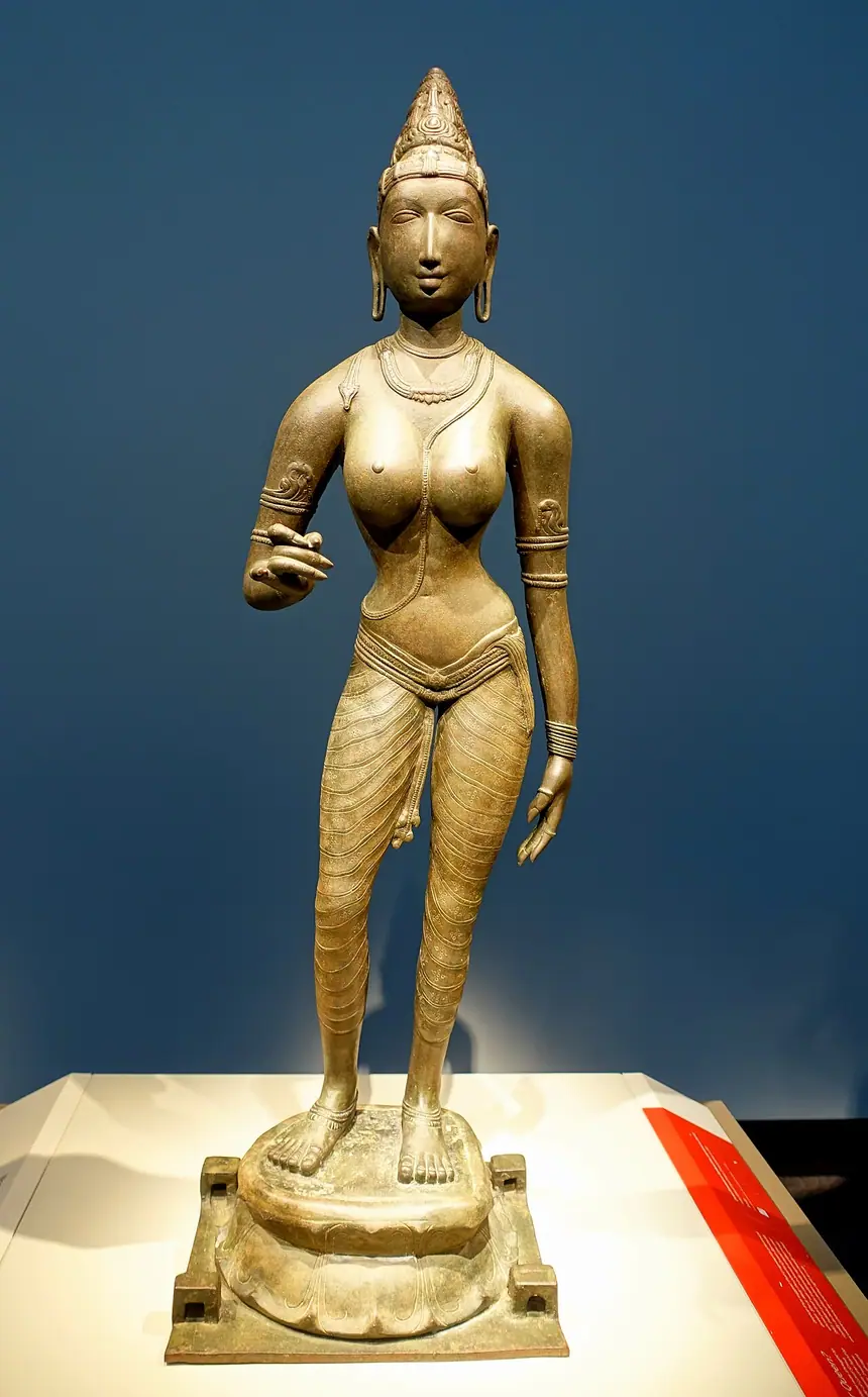 Tượng đồng thời Chola, khoảng năm 990, Tamil Nadu. Bảo tàng ghi là hoàng hậu Sembiyan Mahadevi trong dáng nữ thần Parvati (Uma). Phòng trưng bày Freer, Washington.