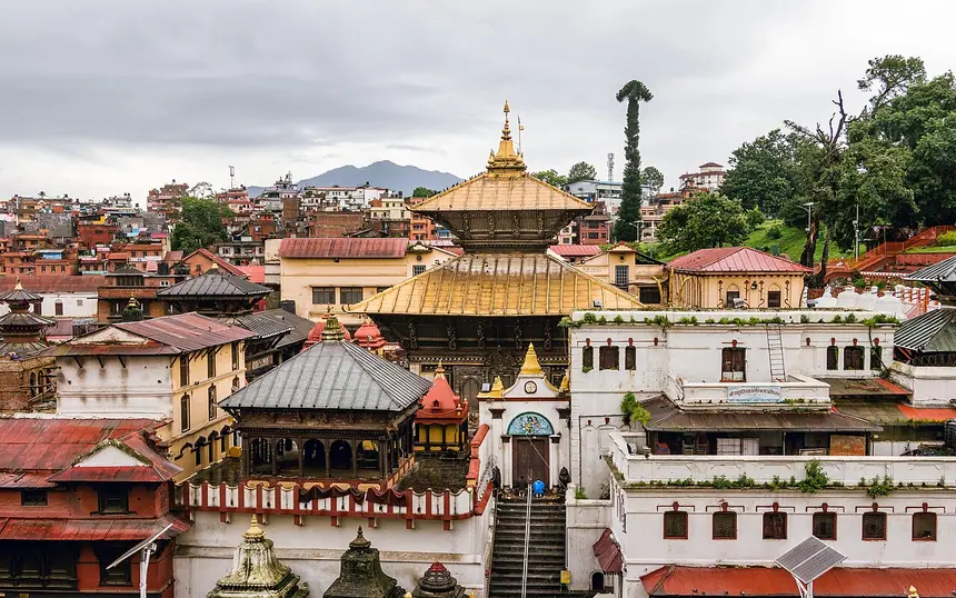 Quần thể đền Pashupatinath bên sông Bagmati, Kathmandu, Nepal, nhìn từ xa. Ảnh chụp năm 2020.