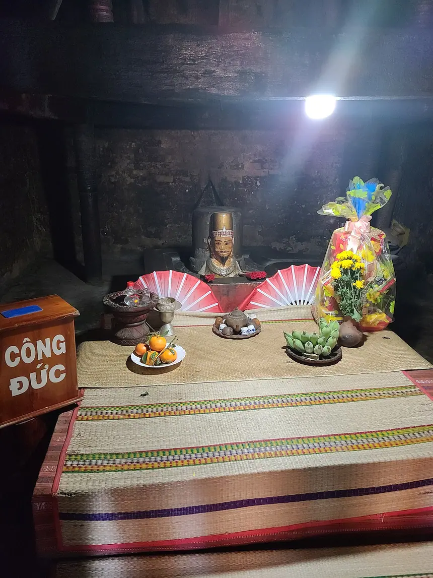 Trong lòng tháp chính Po Klong Garai, Phan Rang: linga có mặt người (mukhalinga), phía trước là bàn dâng lễ. Ảnh chụp năm 2024.