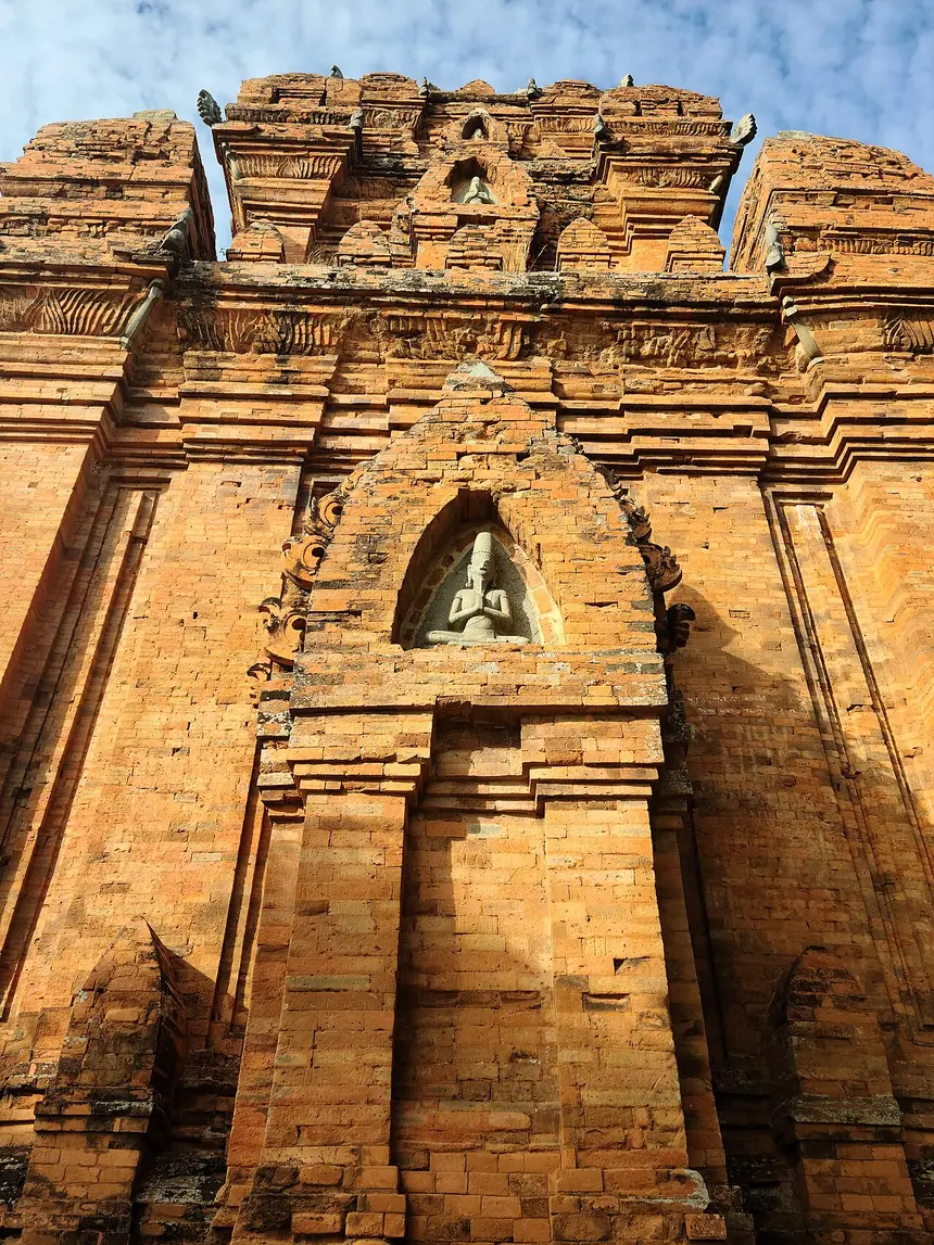 Tháp Po Klong Garai, Phan Rang, cuối thế kỷ 13. Trên cửa tháp chính có phù điêu thần Shiva. Ảnh chụp năm 2024.