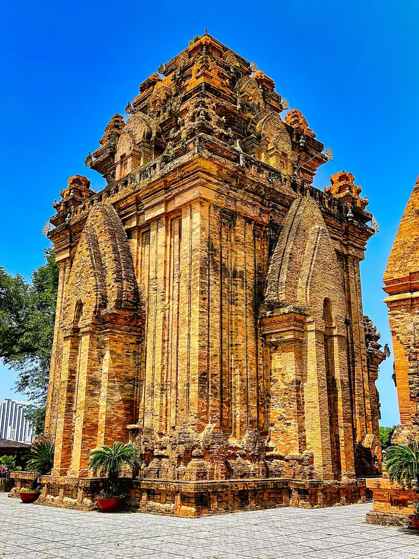 Tháp chính của quần thể Po Nagar (Tháp Bà), Nha Trang. Tượng nữ thần đặt trong lòng tháp. Ảnh chụp năm 2023.