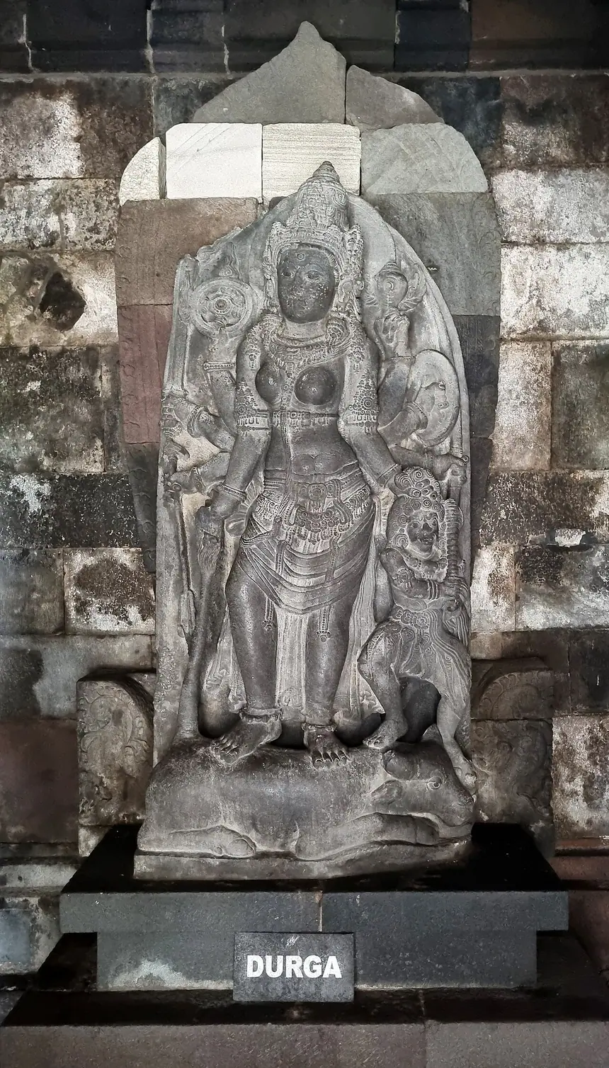 Tượng Durga diệt quỷ trâu trong gian phía bắc của đền Shiva, Prambanan, Java. Dân gian Java gọi tượng là Loro Jonggrang.