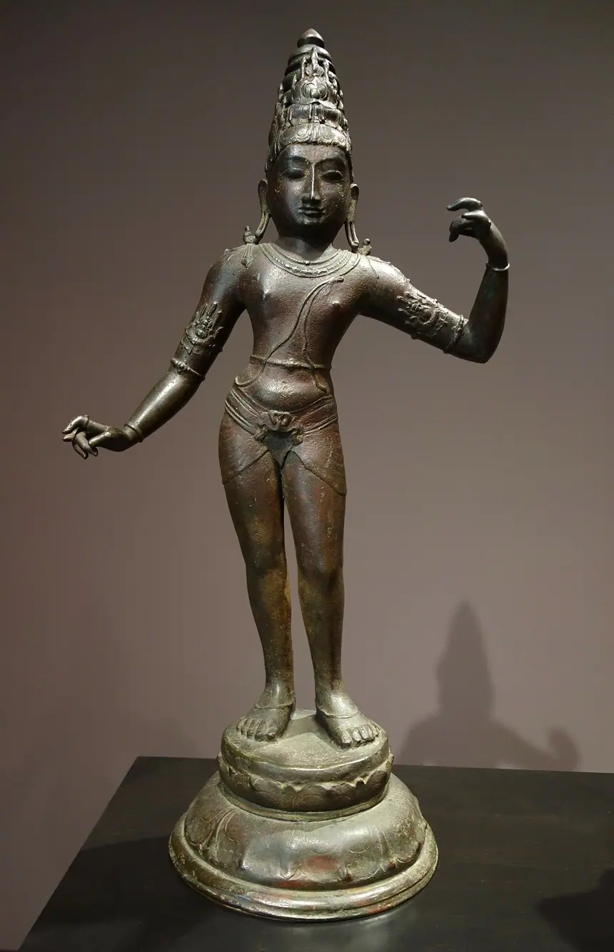Rama, đồng, Tamil Nadu, thế kỷ 11. Hai tay ở thế cầm cung và tên, cung tên nay không còn. Bảo tàng Norton Simon, Pasadena.
