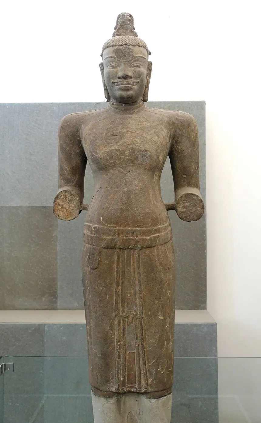 Tượng thần Shiva đứng từ tháp Mỹ Sơn C1, sa thạch, thế kỷ 8. Bảo tàng Điêu khắc Chăm Đà Nẵng.