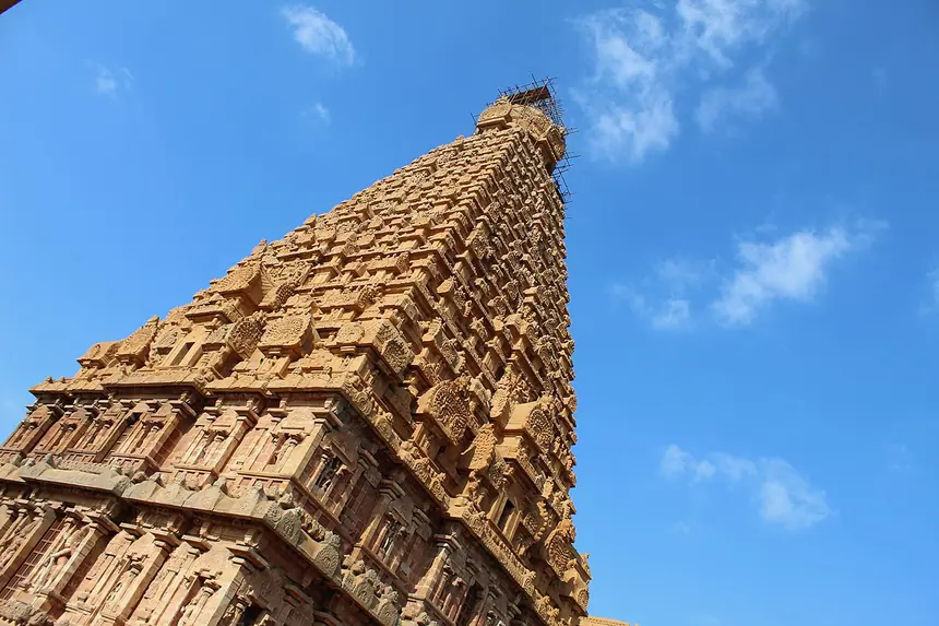 Tháp vimana trên điện thờ đền Brihadisvara, Thanjavur, Tamil Nadu: kiểu đền Dravida của Nam Ấn Độ, tháp hình kim tự tháp nhiều tầng.