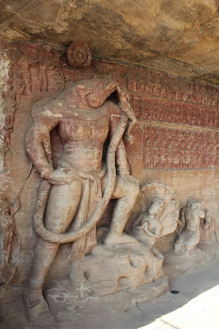 Varaha, hóa thân heo rừng của thần Vishnu, nâng nữ thần Đất lên khỏi nước. Phù điêu tạc vào vách đá, hang 5, Udayagiri, Madhya Pradesh, đầu thế kỷ 5.