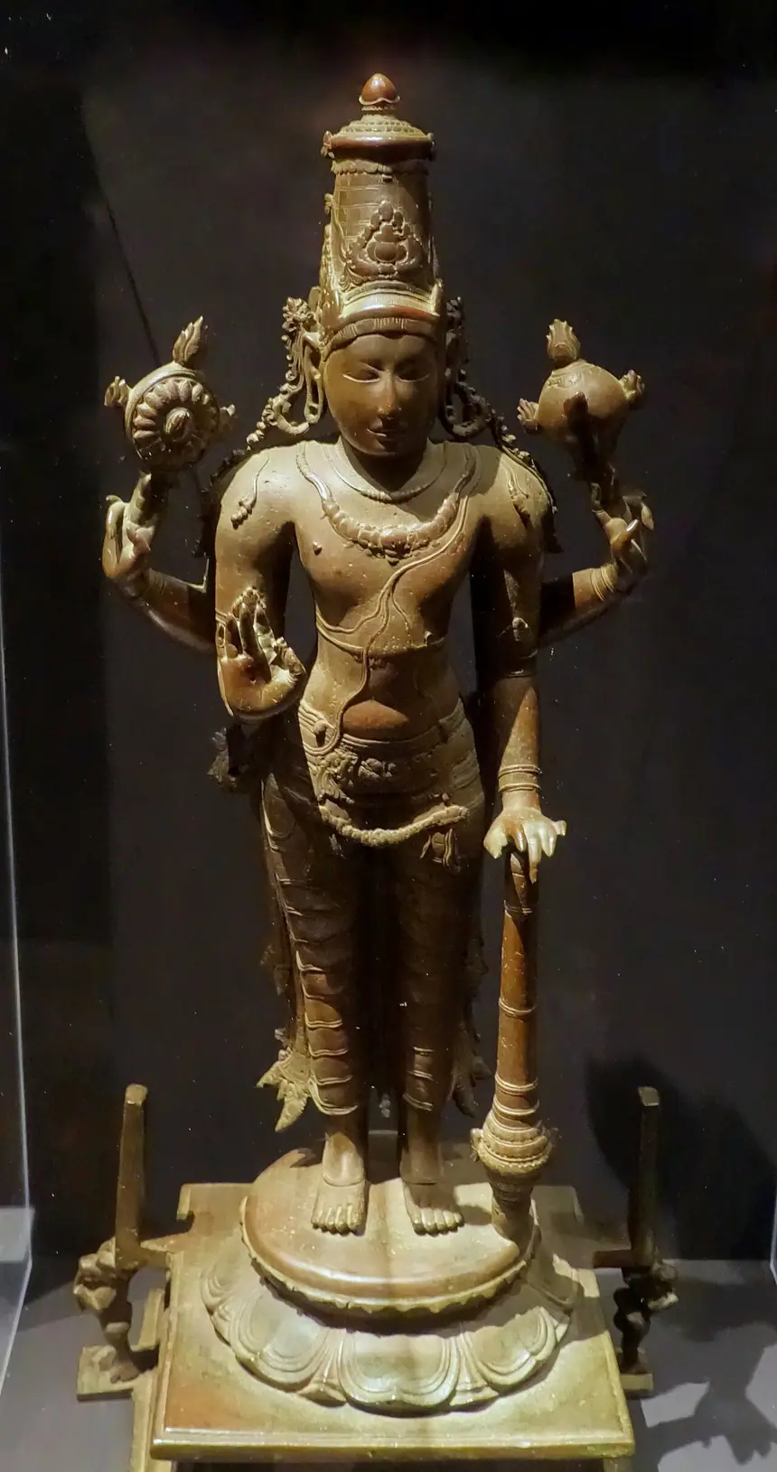 Thần Vishnu đứng, đồng, Tamil Nadu, cuối thời Chola, khoảng năm 1300. Bảo tàng Linden, Stuttgart.