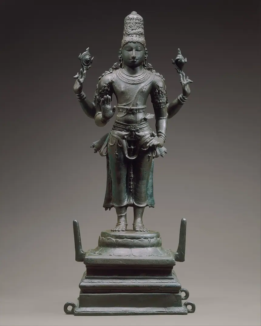 Thần Vishnu đứng, bốn tay, hai tay sau cầm đĩa và ốc. Đồng, Tamil Nadu, Ấn Độ, khoảng thế kỷ 10 (theo trang tệp). Bảo tàng Metropolitan, New York.