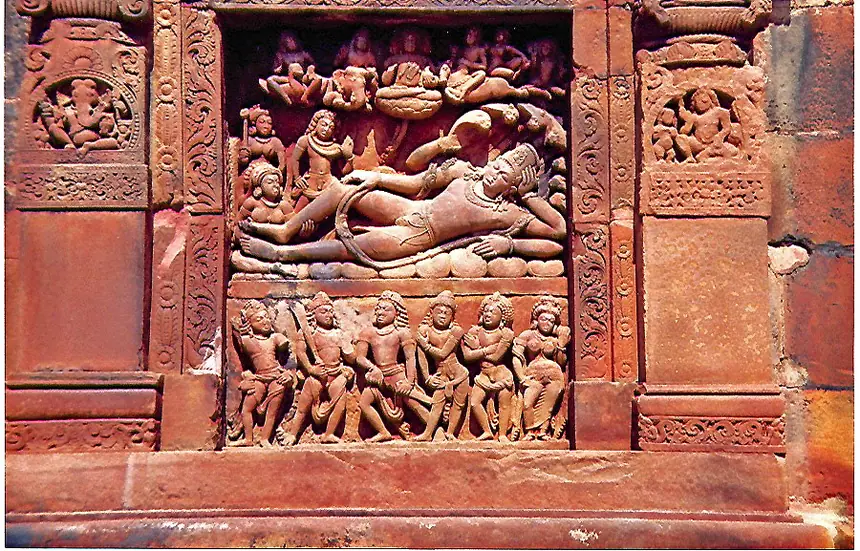 Thần Vishnu nằm trên mình rắn Shesha, phù điêu đá trên vách đền Dashavatara ở Deogarh, Ấn Độ. Ảnh cỡ nhỏ.