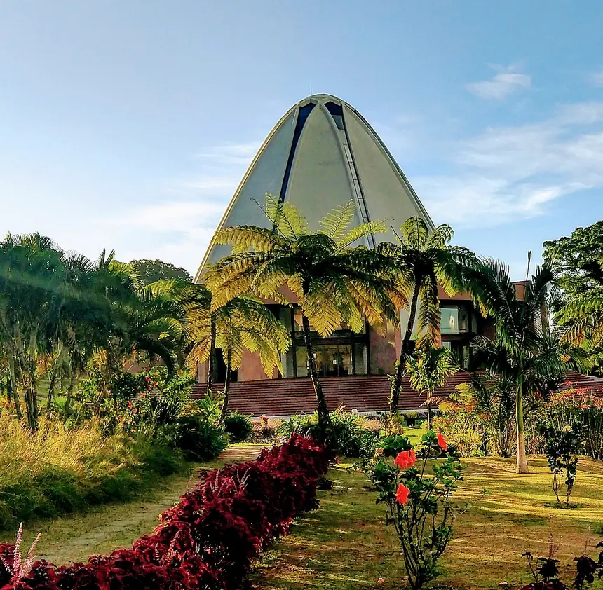 Nhà Thờ Phượng Bahá'í ở Apia, Samoa, giữa vườn cây nhiệt đới. Cung hiến năm 1984. Ảnh chụp năm 2019.